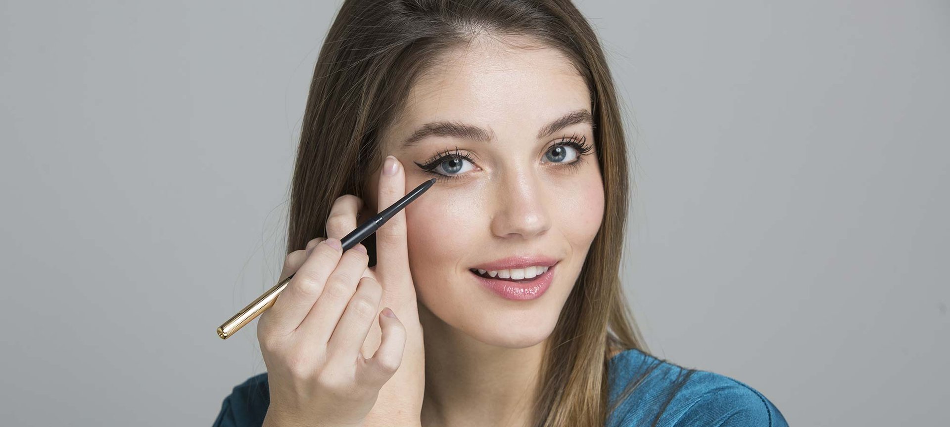 Hazte un eyeliner perfecto con los diferentes delineadores de L’Oréal Paris. En la imagen, el perfilador negro de la gama Le Liner Signature. ¡Descubre el resto de colores!